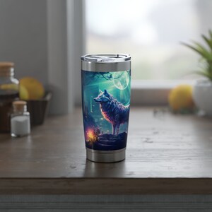 Mystischer Wolf in einem magischen Wald 20oz Becher