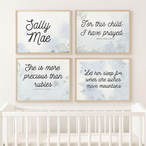 Juego de 4 piezas de arte mural con texto bíblico floral para bebé niña: decoración cristiana imprimible con versículos bíblicos y nombre personalizable - Hortensia azul