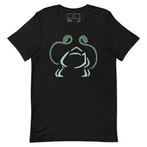 Könnte beinhalten: Schwarzes T-Shirt mit einem minimalistischen Krabben-Design in Grün- und Blautönen. Die Grafik ist mittig platziert. Das Shirt hat kurze Ärmel und einen Rundhalsausschnitt.