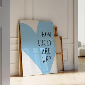 How Lucky Are We Poster Pestel Blaues Herz Print Retro trendige Wand Kunst Ästhetik Wohnheim Dekor Schlafzimmer Wand Kunst Zitat Printable
