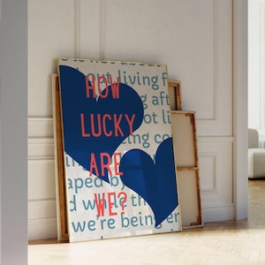 How Lucky Are We Art Print Navy Blue Heart Print Retro Trendy Wand Kunst Ästhetik Wohnheim Dekor Schlafzimmer Wand Kunst Zitat Printable