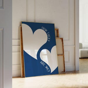 How Lucky Are We Wand Kunst Print Navy Blau und Weiß Herz Print Retro trendige Wand Kunst Ästhetik Wohnheim Dekor Schlafzimmer Wand Kunst Zitat Printable