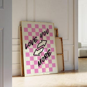 Impresión moderna "Love You More", arte de pared retro rosa salvia para imprimir, póster de naipes, arte de pared femenino, decoración de pared preppy, impresión estética