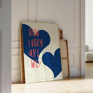 How Lucky Are We Art Print Navy Blue Heart Print Retro Trendy Wand Kunst Ästhetik Wohnheim Dekor Schlafzimmer Wand Kunst Zitat Printable