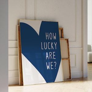 How Lucky Are We Art Print Navy Blue Heart Print Retro Trendy Wand Kunst Ästhetik Wohnheim Dekor Schlafzimmer Wand Kunst Zitat Printable