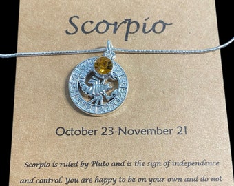 Naszyjnik ze znakiem zodiaku Skorpiona z kryształem urodzeniowym – Naszyjnik niebiański – Spersonalizowana biżuteria ze znakiem zodiaku