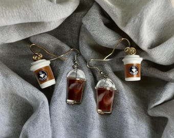 Brincos artesanais em formato de xícara de café – Joias divertidas em miniatura feitas com canecas.