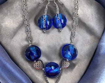 Conjunto de collar y pendientes con cuentas de vidrio azul
