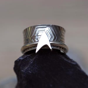 Starfleet Delta Spinner Ring | Handmade Silver Star Trek / Trekkie Gift | Borg Inspired Pattern Band | Size T / US 10