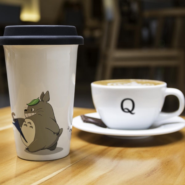 Tasse de voyage Totoro | Céramique isolée | Couvercle en silicone | Studio Ghibli | Cadeau animé | 9 onces / 15 onces | Tasse à café écologique