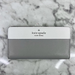 Cartera grande y delgada con dos pliegues y diseño en bloques de color Staci de Kate Spade en gris nimbus