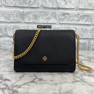 Cartera cruzada con cadena Emerson de Tory Burch en color negro