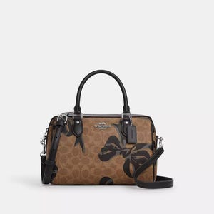 Bolso tipo cartera Coach Rowan en lona exclusiva con estampado de lazo