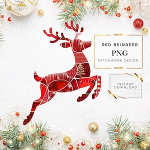 Op de afbeelding: Een rood rendierontwerp met een patchworkpatroon, getiteld "Red Reindeer PNG Patchwork Design" en "Instant Download". De afbeelding is versierd met kerstversieringen en groen op een witte achtergrond.