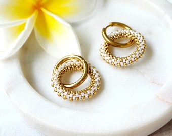 Aros dorados: Huggies blancos con cuentas Miyuki, estilo bohemio chic