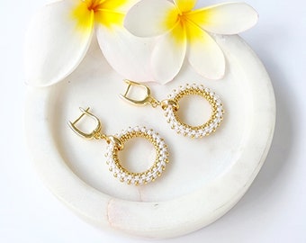 Pendientes circulares con baño de oro blanco y cuentas blancas. Joyas ligeras y llamativas para mujer.