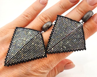 Svarta stora art déco-örhängen med pärlor, grå solfjäderformade iögonfallande örhängen, grafitfärgade metalliska ringar, geometriska pärlesmycken