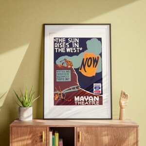 Può includere: Un poster vintage che pubblicizza uno spettacolo teatrale chiamato "The Sun Rises in the West" al Mayan Theatre. Il poster presenta un'immagine stilizzata di un tramonto con la parola "NOW" in grandi lettere arancioni.