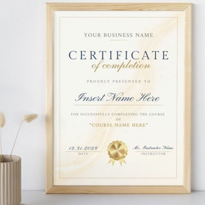 以下が含まれることがあります： 金色の印章と青い文字で書かれたベージュの修了証。証明書には「YOUR BUSINESS NAME CERTIFICATE of completion PROUDLY PRESENTED TO Insert Name Here FOR SUCCESSFULLY COMPLETING THE COURSE OF "COURSE NAME HERE" 12.31.202X DATE Mr. Instructor Name INSTRUCTOR」と記載されています。