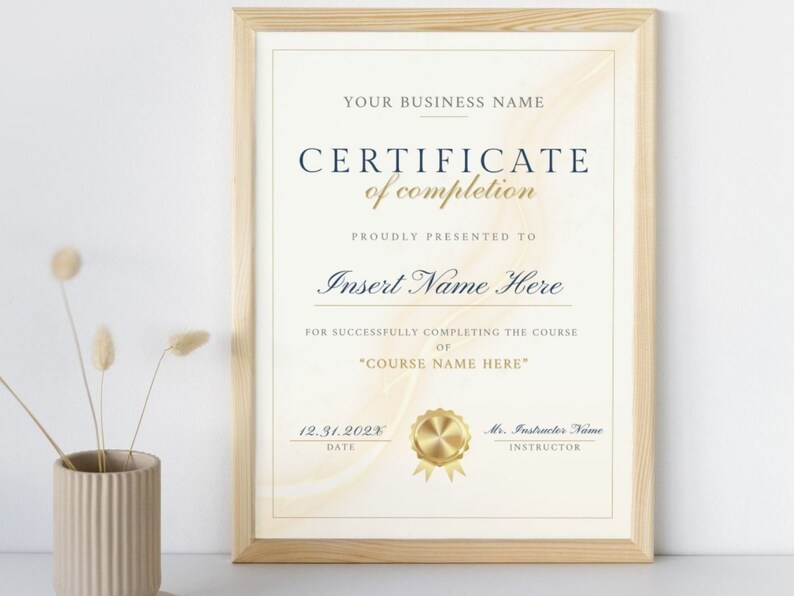 以下が含まれることがあります： 金色の印章と青い文字で書かれたベージュの修了証。証明書には「YOUR BUSINESS NAME CERTIFICATE of completion PROUDLY PRESENTED TO Insert Name Here FOR SUCCESSFULLY COMPLETING THE COURSE OF "COURSE NAME HERE" 12.31.202X DATE Mr. Instructor Name INSTRUCTOR」と記載されています。