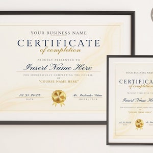 以下が含まれることがあります： 金色の印章と大理石の背景を持つ、印刷可能な証明書テンプレートが2つあります。証明書には、「修了証」と「Insert Name Here様に贈呈」というテキストが記載されています。
