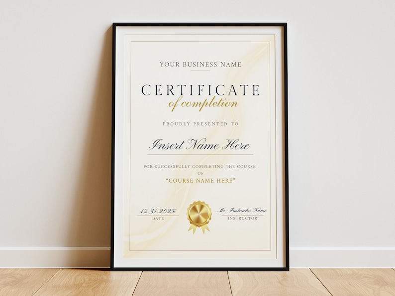 以下が含まれることがあります： 金色の印章と黒い文字で書かれた白い修了証。証明書には「YOUR BUSINESS NAME CERTIFICATE of completion PROUDLY PRESENTED TO Insert Name Here FOR SUCCESSFULLY COMPLETING THE COURSE OF "COURSE NAME HERE" 12.31.202 DATE Mr. Instructor Name INSTRUCTOR」と記載されています。