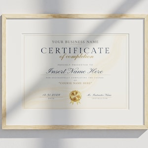 以下が含まれることがあります： 金色のシールが付いた額縁に入った修了証。この修了証は、「COURSE NAME HERE」というコースを修了した「Insert Name Here」に授与されます。日付は202X年12月31日で、講師はInstructor Name先生です。
