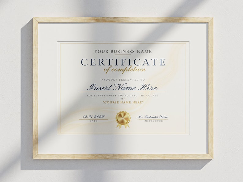 以下が含まれることがあります： 金色のシールが付いた額縁に入った修了証。この修了証は、「COURSE NAME HERE」というコースを修了した「Insert Name Here」に授与されます。日付は202X年12月31日で、講師はInstructor Name先生です。