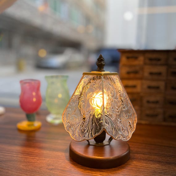 Madeleine Shell Stained Glass Lamp – Scallop-inspired Petite Table