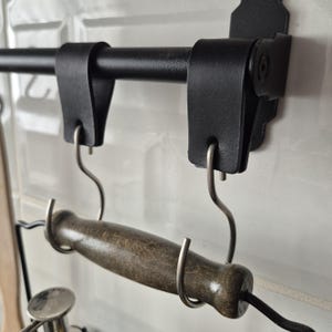 Suporte de couro com ganchos em S e O, para toalhas de cozinha e utensílios de cozinha.