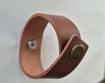 Vegetable-Tanned Leather Baseball Bat Wall Hanger, Snap-Fastened Rod Holder, Wall Mount Bat Display