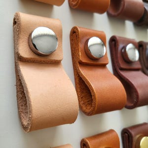 Minimalistische Möbelgriffe aus echtem Leder