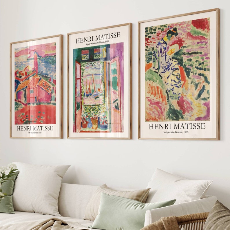 K&ouml;nnte beinhalten: Drei gerahmte Kunstdrucke mit abstrakten Gem&auml;lden von Henri Matisse. Die Drucke sind im modernen Stil mit leuchtenden Farben gehalten, darunter Rot, Rosa, Gr&uuml;n, Blau und Gelb. Die Drucke sind betitelt mit "Offenes Fenster, Collioure, 1911", "Die Japanerin, 1905" und "Blick auf Collioure, 1905".