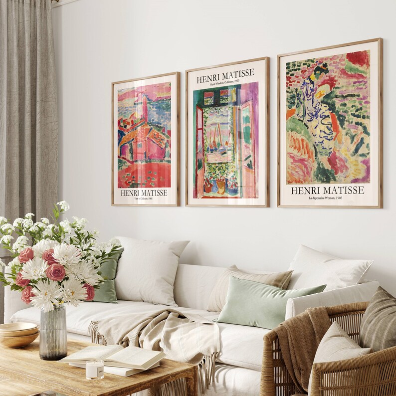 K&ouml;nnte beinhalten: Drei gerahmte Kunstdrucke mit abstrakten Gem&auml;lden von Henri Matisse. Die Drucke befinden sich in einem Wohnzimmer mit einem wei&szlig;en Sofa und einem Holz-Couchtisch.