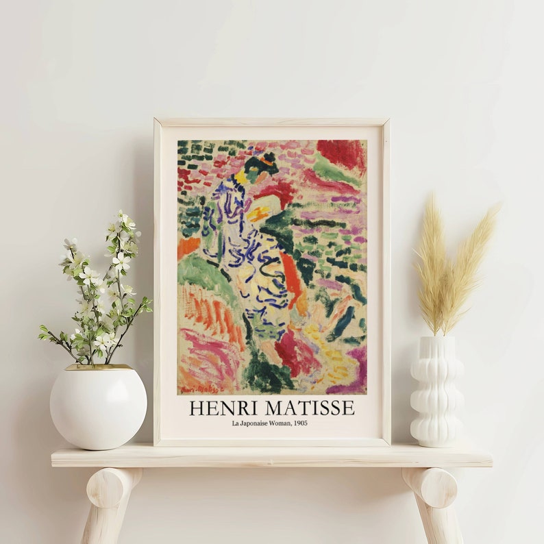 K&ouml;nnte beinhalten: Ein farbenfrohes abstraktes Gem&auml;lde von Henri Matisse mit dem Titel "La Japonaise Woman, 1905". Das Gem&auml;lde zeigt eine Frau in einem blau-wei&szlig;en Kleid, die in einer Landschaft aus Gr&uuml;n, Rot und Gelb steht.