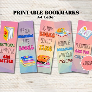 Puede incluir: Cinco marcapáginas imprimibles con fondos coloridos e ilustraciones de libros. Los marcapáginas presentan citas sobre libros, como "No es acaparamiento si son libros" y "Leer es soñar con los ojos abiertos".