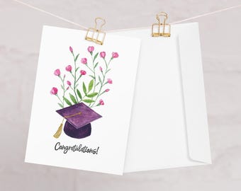 Carte de remise des diplômes - « Félicitations ! Casquette violette aquarelle avec fleurs, cadeau pour seniors, diplômé universitaire, lycée, remise des diplômes florales 2025