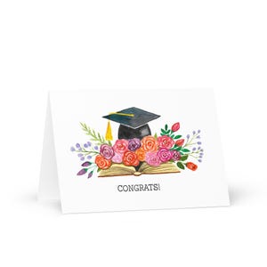 おめでとうございます！卒業カード、本と花が描かれた水彩画のキャップ、シニアギフト、大学卒業、高校の記念品、カスタム卒業カード、卒業証書
