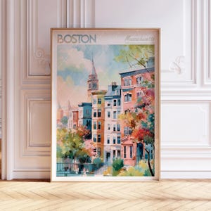 Puede incluir: Un póster de estilo vintage con una ilustración de acuarela de edificios coloridos en Boston, Massachusetts. El póster tiene un cielo azul con nubes blancas y árboles verdes en primer plano. El texto "BOSTON" está en azul en la parte superior del póster, y "Massachusetts" está en negro en la parte superior derecha.
