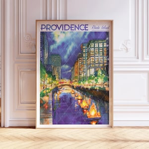 Può includere: Un dipinto ad acquerello di una città notturna con un fiume in primo piano. La città è illuminata da luci e ci sono barche con fiamme sul fiume. Il testo "PROVIDENCE Rhode Island" è in cima al dipinto.
