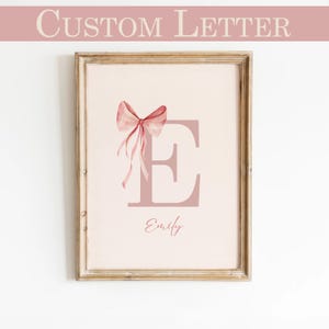 Impresión personalizada de iniciales de niña con lazo rosa, decoración de pared con iniciales de niña, decoración de guardería para niñas, lazo con monograma de estilo vintage para habitación de niñas
