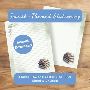 Puede incluir: Dos hojas de papel de carta con una ilustraci&oacute;n de una pila de libros en la parte inferior. Una hoja est&aacute; rayada con un borde de hojas verdes, la otra est&aacute; en blanco. El texto incluye Jewish-Themed Stationery, Instant Download y 2 Sizes - A4 and Letter Size - PDF Lined & Unlined.