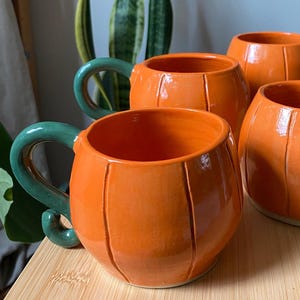 Keramik Halloween Kürbis Tasse | Kürbiskaffeebecher für den Herbst | Kürbis Teebecher | Kürbis Teetasse | Orange und grüne Keramiktasse | Herbst Becher