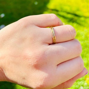 Delikat guldringset, Vattentäta guldringsband, Polerade guldringsband, Minimalistiska stapelringar, Set om 2
