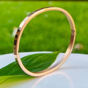 Puede incluir: Un juego de tres tazas de cerámica con un acabado mate moteado. Cada taza presenta un color diferente: azul claro, crema y gris. Las tazas tienen un diseño simple y moderno y un asa cómoda.