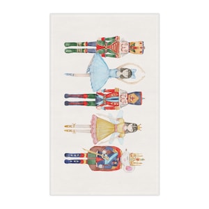 Può includere: Un'illustrazione ad acquerello di uno Schiaccianoci, una ballerina, una fata e un re topo. I personaggi sono tutti vestiti con costumi colorati e sono in fila. Lo sfondo è di colore azzurro chiaro.