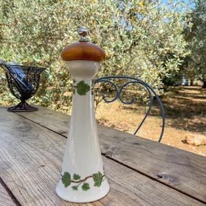 Moedor de pimenta francês vintage Porcelaine de Paris – Design Ivy de meados do século – Moedor de porcelana e madeira dos anos 1950-70