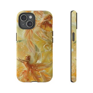 Könnte beinhalten: Eine Handyhülle mit einem Design aus zwei Feen mit goldenen Flügeln und Haaren, umgeben von Blasen und einem gelben Hintergrund.