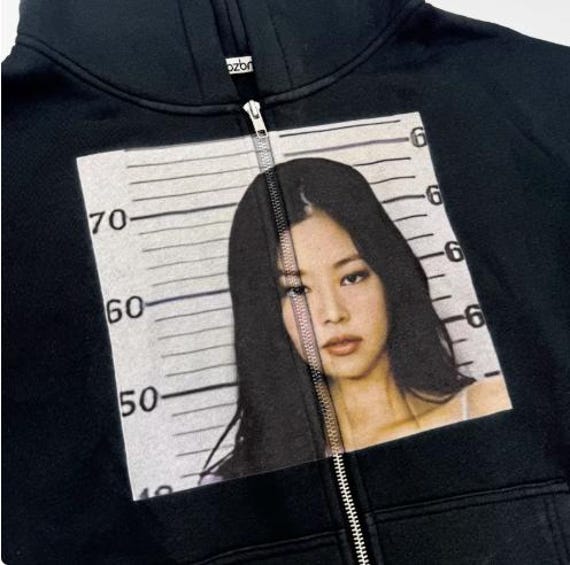送料関税込み■EMOTIONALLY UNAVAILABLE■Jennie Hoodie★大人気 Jennie Kim Incheon Airport March 31, 2025 – Star Style