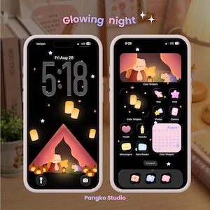 Può includere: Due smartphone che mostrano un tema digitale intitolato Glowing night di Pangko Studio. Gli schermi presentano uno sfondo scuro con illustrazioni di orsi in una tenda, lanterne luminose, stelle e icone di app personalizzate in tenui colori pastello.